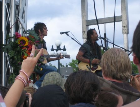Michael Franti elicits peace signs from the audience.