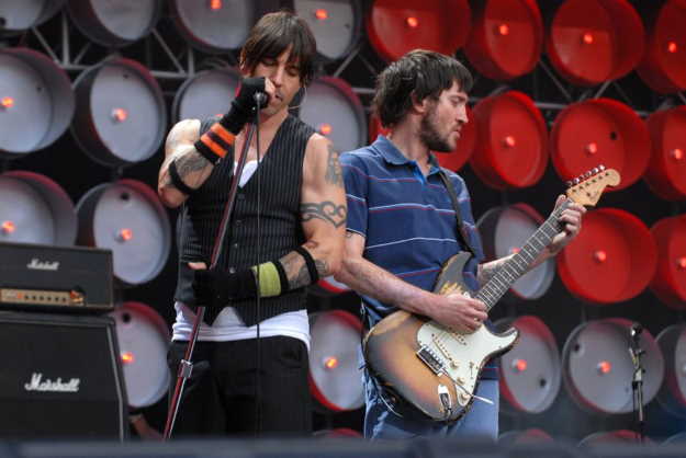 Red Hot Chili Peppers - Anthony Kiedis And John Frusciante (Photo by Brian Rasic/Getty Images)